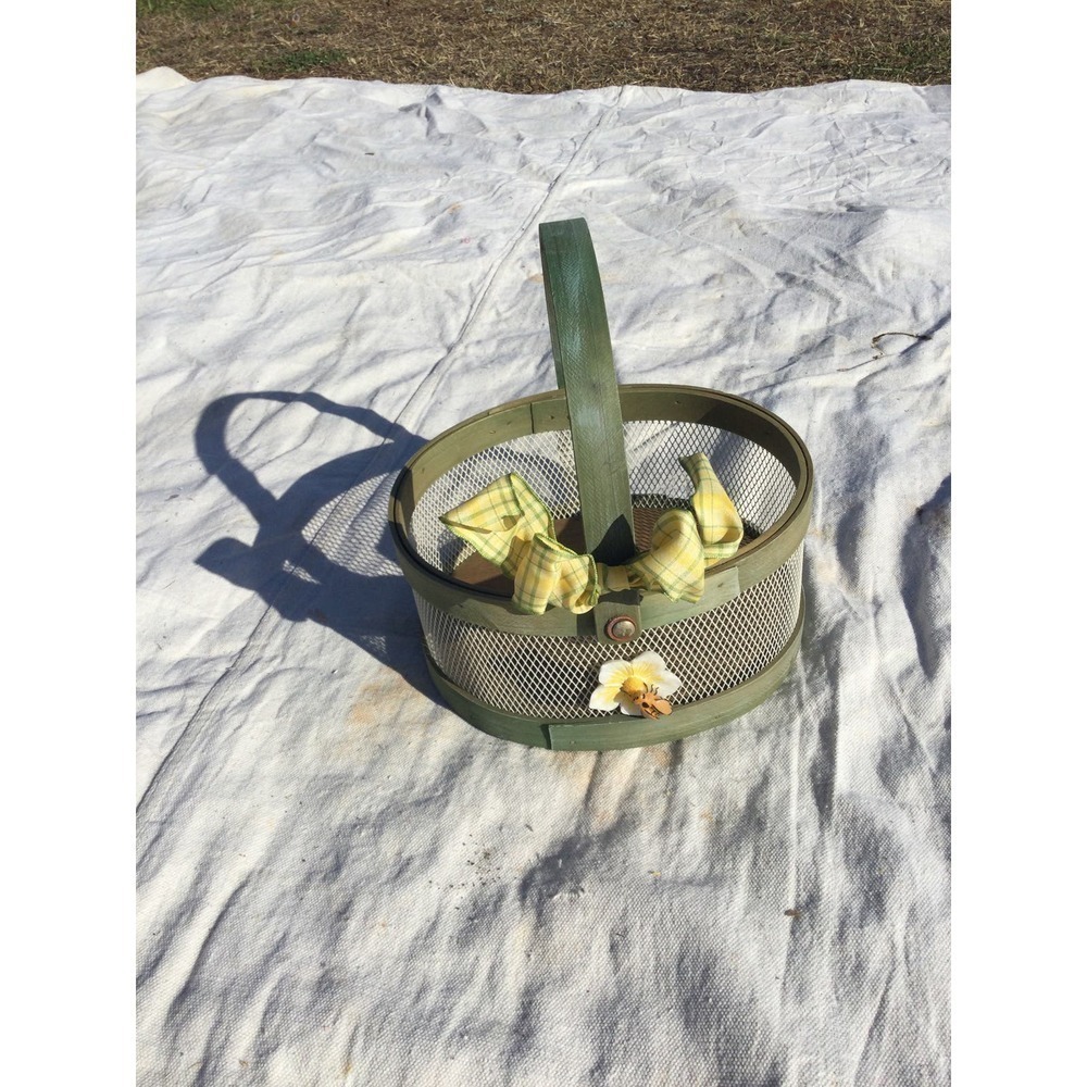 Green bee wire basket wood bow yellow rustic farmhouse country